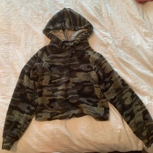 Camp cropped pull over. Size medium